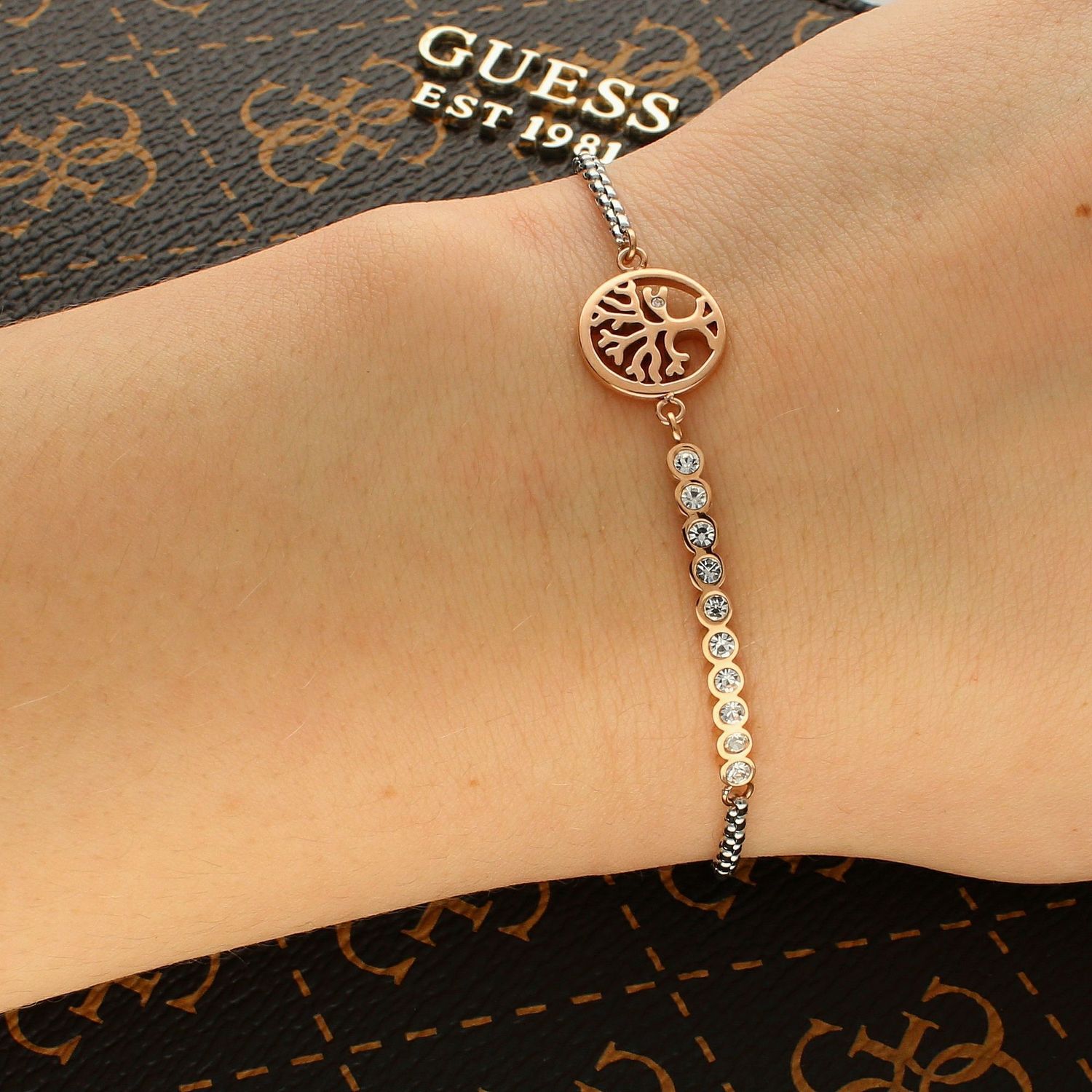 Bransoletka Nomination Italy z kolekcji Milleluci. Wykonana ze stali szlachetnej, zdobiona mieniącymi się, błyszczącymi cyrkoniami pave oraz zawieszką w kolorze różowego złota w kształcie drzewa życia, zamkniętego w okręgu..jpg